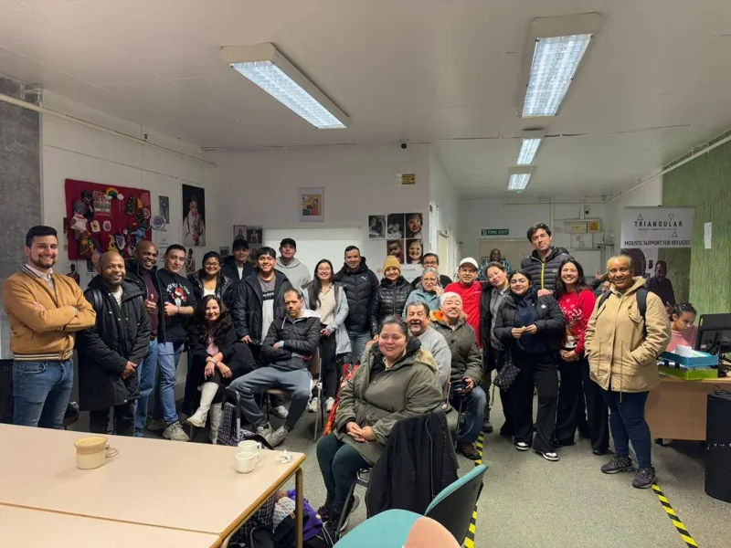 Un grupo numeroso de familias reunidas en una sesión comunitaria
