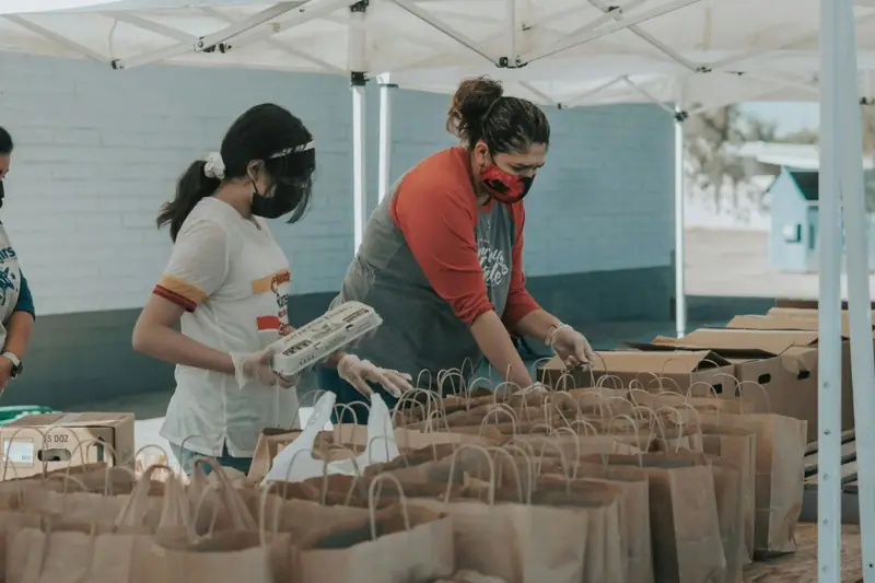 Voluntarios preparando bolsas de comida